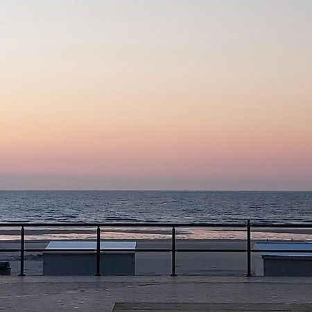 Lovely N° 9 Op Ieder Moment Een Prachtig Zeezicht & Zwembad Middelkerke Bagian luar foto